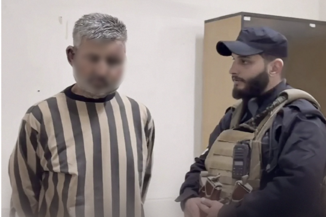 بعد سقوط الأسد.. ضحايا يتحولون إلى محققين ويلقون القبض على جلادهم في مشهد يلخص عدالة السماء.للمزيد..